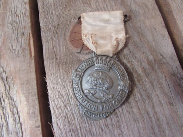 Rare masonic Bakelite medal (1944) Institution for girls