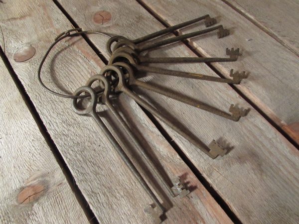 Set of 8 Edwardian skeleton keys