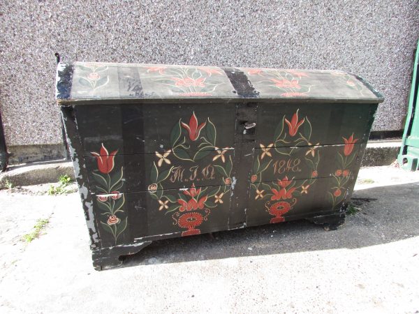 Large Dutch wooden trunk (1848)